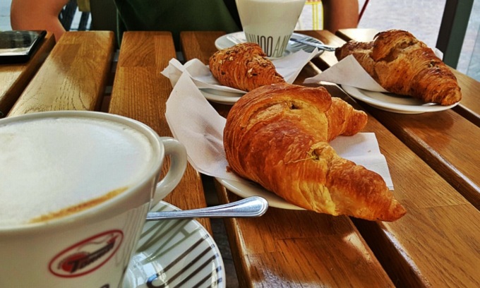 Viaggio in bar, pizzerie e ristoranti della città per vedere se controllano il Green Pass