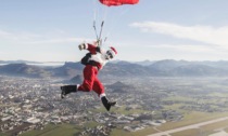 Babbo Natale si fa in quattro e si butta col paracadute sul parco Goisis