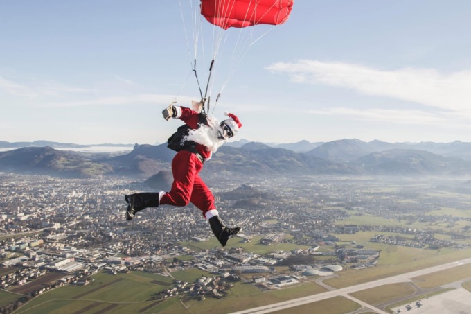 Babbo Natale si fa in quattro e si butta col paracadute sul parco Goisis