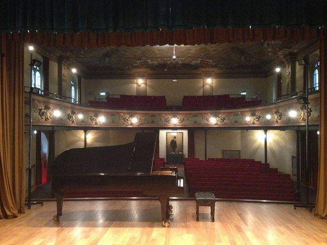 Sala Greppi ancora chiusa per restauri e l’associazione musicale pesta i piedi