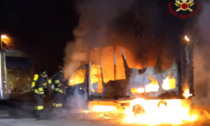 Terno d'Isola, furgone di una compagnia di spedizioni prende fuoco nella notte