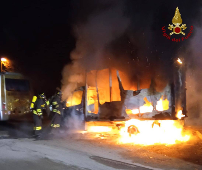 Terno d’Isola, furgone di una compagnia di spedizioni prende fuoco nella notte
