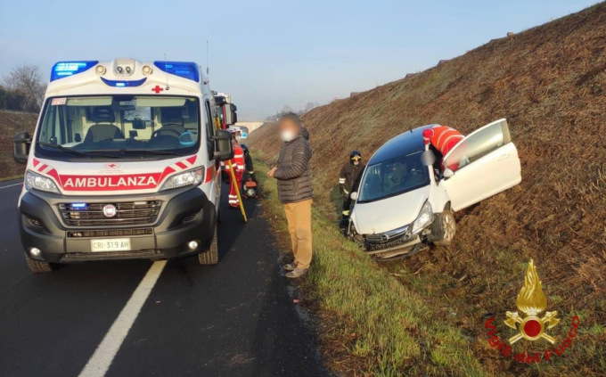 Due auto si scontrano sulla provinciale a Bagnatica, una finisce fuori strada in un fosso