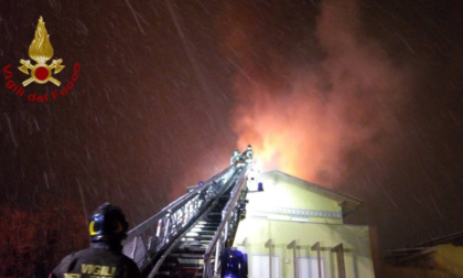 Vanno a fuoco 250 metri quadrati del tetto di un condominio: sei appartamenti inagibili