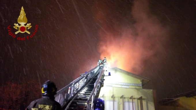 Vanno a fuoco 250 metri quadrati del tetto di un condominio: sei appartamenti inagibili