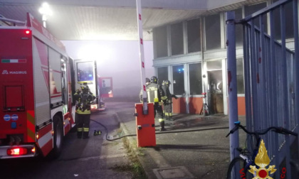 Fiamme e fumo nella portineria di un'azienda di Cortenuova, intervengono i vigili del fuoco
