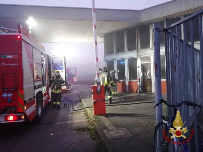 Fiamme e fumo nella portineria di un’azienda di Cortenuova, intervengono i vigili del fuoco