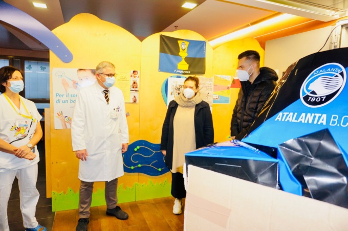 Le emozionanti foto di Toloi, Spagnolo e Gritti in visita ai bimbi ricoverati al Papa Giovanni