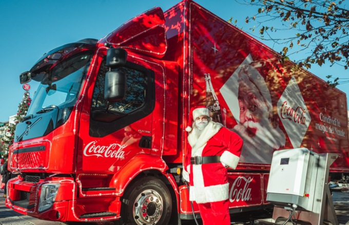Il villaggio di Natale e il camion della Coca-Cola arrivano a Bergamo, in piazzale Alpini