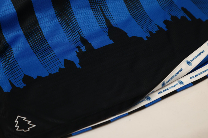 Maglia di Natale dell’Atalanta, Joma non arretra: «Amareggiati, quello è il profilo di Bergamo»