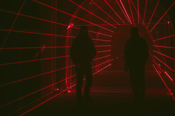 La luce di 137 laser rossi ridefinisce l’aspetto della loggia dell’ex centrale di Daste e Spalenga