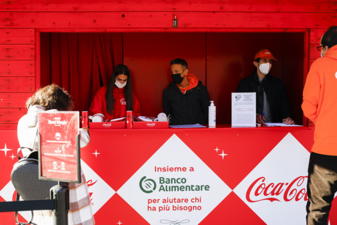 Piazzale Alpini diventa il Villaggio di Natale Coca-Cola (e aiuta il Banco Alimentare)