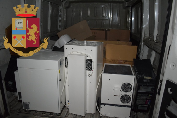 Rubavano materiale dai centri odontoiatrici (anche in Bergamasca): in carcere 4 uomini