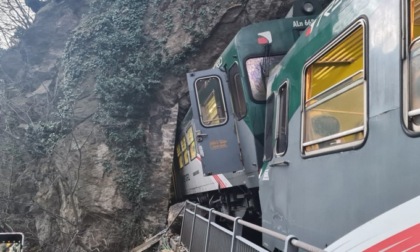 Masso cade sui binari della linea Brescia-Iseo-Edolo, deraglia un vagone. Nessun ferito