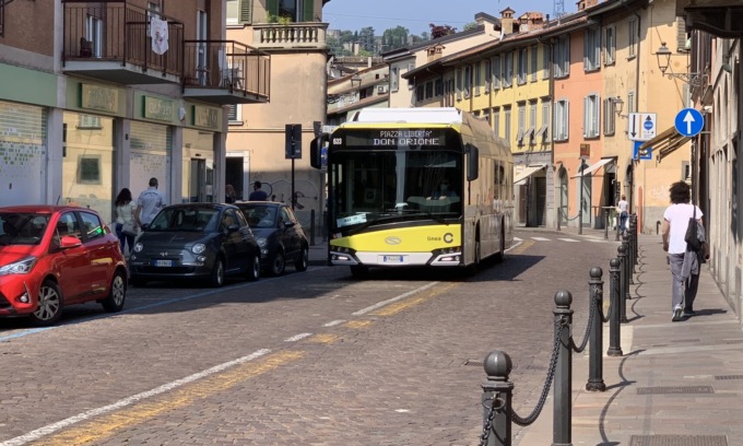 Si allarga il marciapiede sul lato sinistro di via Borgo Santa Caterina (i parcheggi restano)