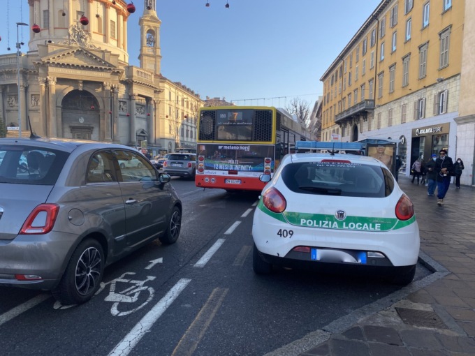 Ragazzino si scorda il Green Pass e prende il bus, multato il padre per «non averlo impedito»