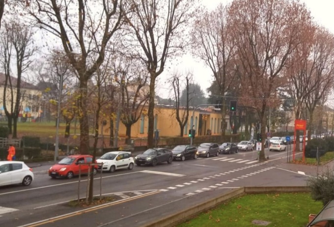 Tamponi a Dalmine, il drive-through ancora preso d’assalto: «Apritene altri in provincia»