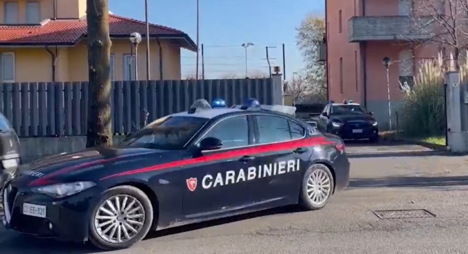 Sequestra, incappuccia e pesta a sangue l’amante della moglie, poi lo abbandona a Isso