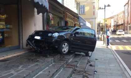 Sbanda e finisce contro un muro nel centro di Calusco d'Adda