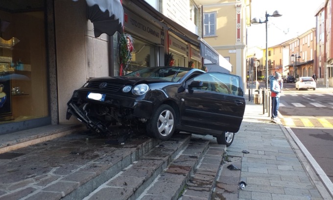 Sbanda e finisce contro un muro nel centro di Calusco d’Adda