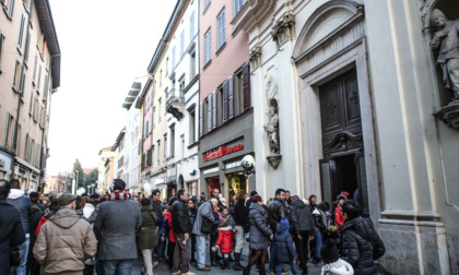 Coda alla chiesetta di Santa Lucia, fedele bloccato: «Volevo solo accendere un lumino»