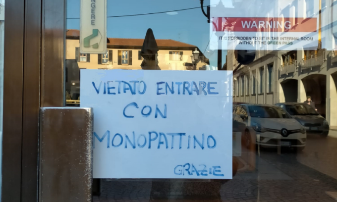Vietato entrare al bar con… il monopattino