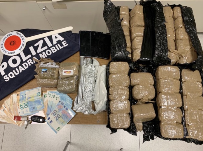 Mezzo chilo di hashish nascosto in auto, in casa ne hanno altri 19,5 chili: arrestati