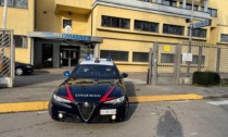 Lanciano dalla finestra un giovane dopo una lite: 18enne e 30enne in carcere per tentato omicidio