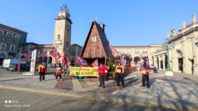 Lavoratori Dhl si incatenano al presepe in centro città: «Un altro Natale da sfruttati»