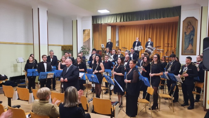 Il grazie di Gandino al maestro Martinelli che saluta la banda