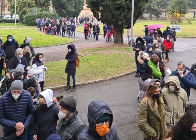 Odissea tamponi in Lombardia, il Codacons attacca la Regione: «Intervenga il Governo»