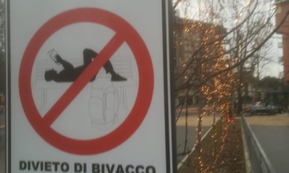 I cartelli anti-bivacco del Comune di Bergamo fanno discutere
