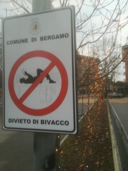 I cartelli anti-bivacco del Comune di Bergamo fanno discutere
