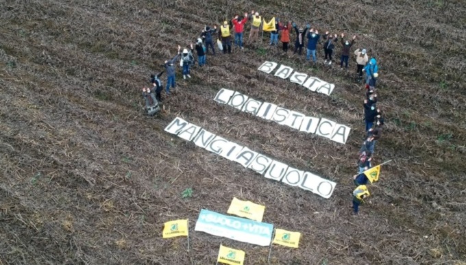Flashmob di Legambiente contro il proliferare delle logistiche