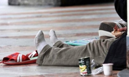 Sfrattata da due anni trova rifugio in una lavanderia: la Polizia fa una colletta e le regala una notte al caldo