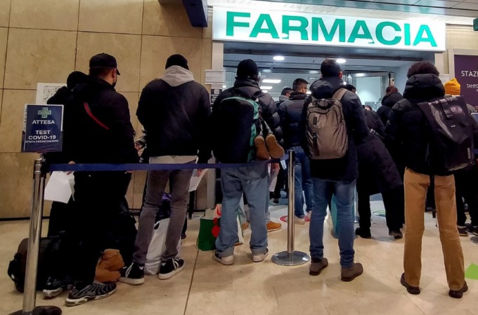 Tamponi per l’uscita dall’isolamento e il rientro dall’estero, ora vale anche il rapido in farmacia