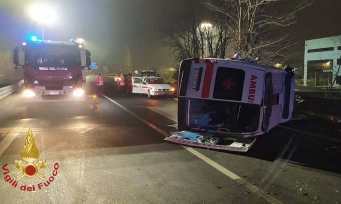 Pedrengo, frontale contro l’ambulanza nella notte di Natale: quattro feriti