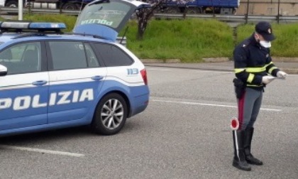 Sfonda in moto un posto di blocco a Treviglio e poi fugge a piedi: nei guai un 30enne