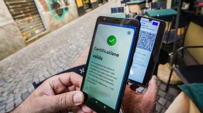 Super Green Pass, più di 7.800 persone e 171 negozi controllati. Solo 12 le sanzioni