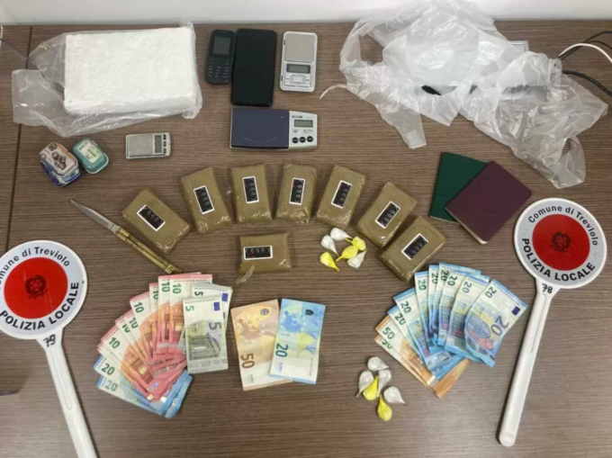 Treviolo, spacciatori riforniscono clienti in appartamento: due arresti