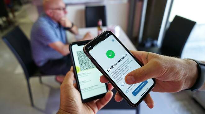Mostra il Green Pass di un amico al ristorante: denunciato per sostituzione di persona