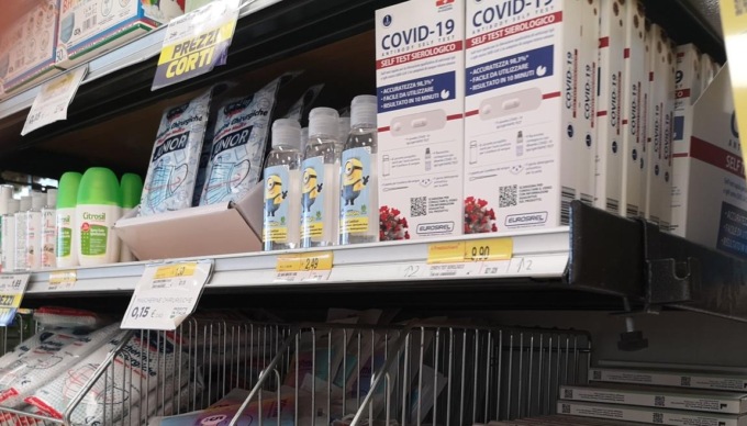 È caccia ai tamponi. Il presidente dei farmacisti De Amici: «I vaccinati non vadano nel panico»