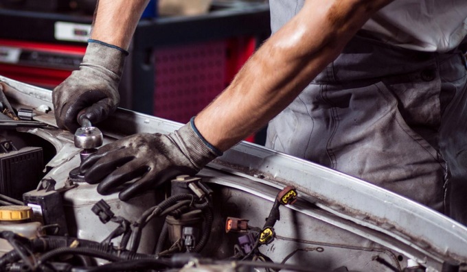 Giovane di 21 anni al lavoro in un’officina, ma senza un contratto: sospesa l’attività