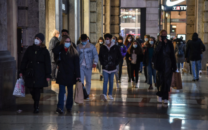 Covid, in Lombardia parametri sotto la media nazionale: «Confermata la zona gialla»
