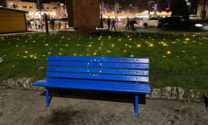 Dopo la panchina rossa e quella arcobaleno, in Piazza Matteotti ecco quella... europea