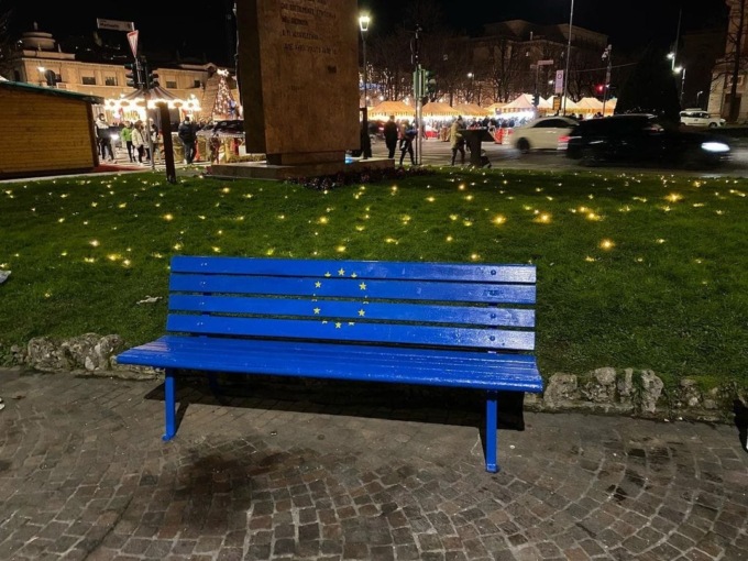 Dopo la panchina rossa e quella arcobaleno, in Piazza Matteotti ecco quella… europea