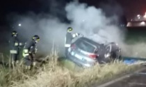 Romano, auto si schianta e prende fuoco: terrore per una famiglia la sera di Natale