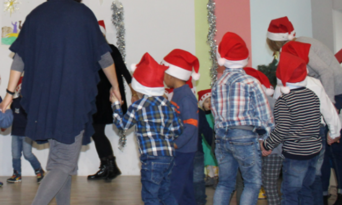 Niente recita di Natale per evitare di discriminare i genitori No Vax