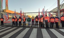 Riprende lo sciopero davanti alla Dhl di Orio: alcuni lavoratori si incatenano ai cancelli