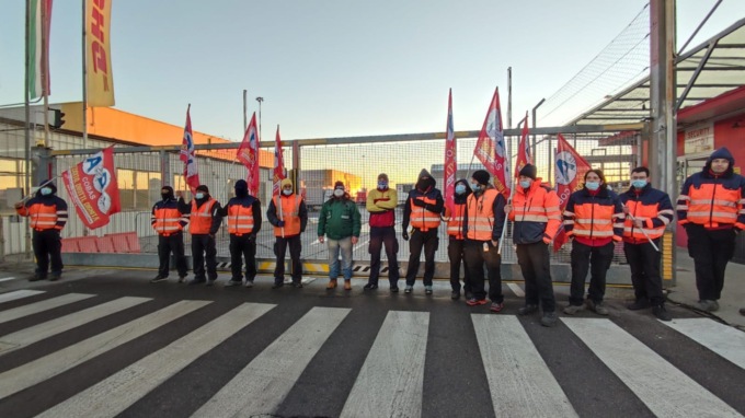 Riprende lo sciopero davanti alla Dhl di Orio: alcuni lavoratori si incatenano ai cancelli